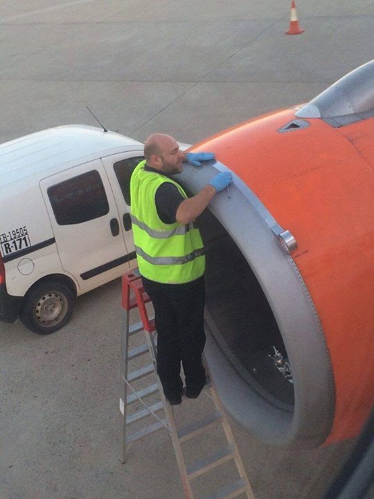 Rien de mieux que de voir un gars réparer l'avion dans lequel on est avec du scotch.